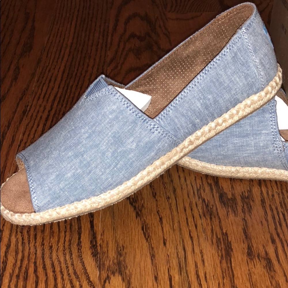 NIB TOMS Chambray Peep Toe Flats✨